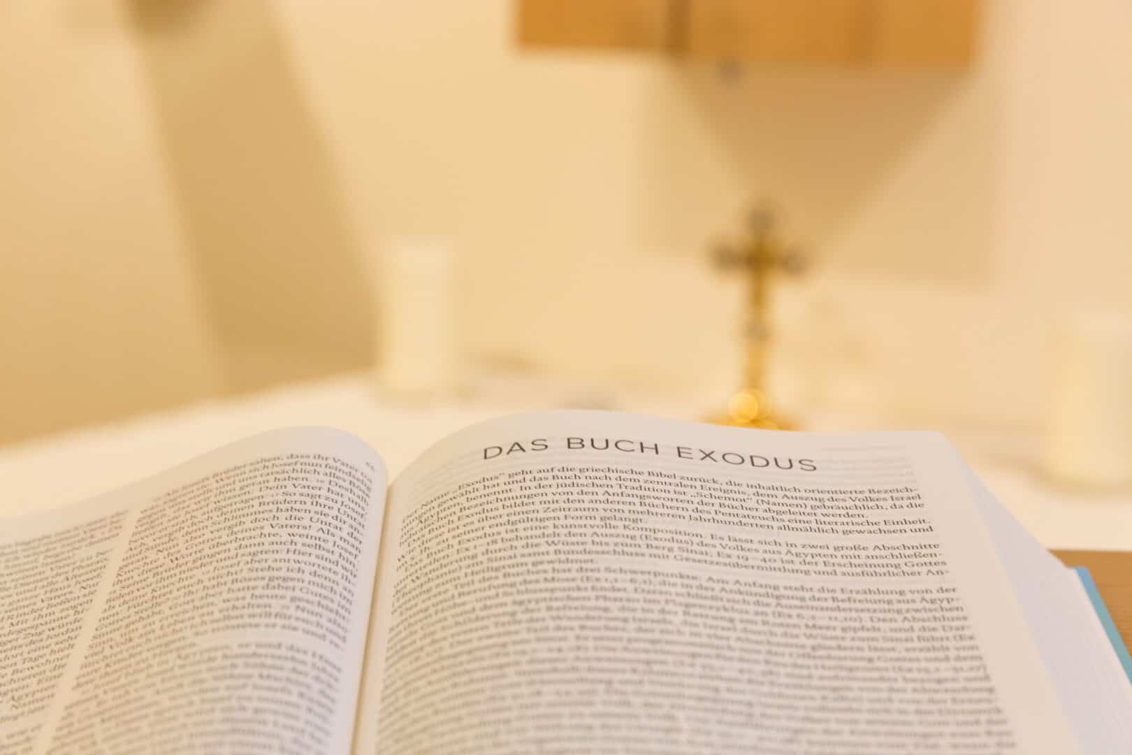 Aufgeschlagene Bibel beim Buch Exodus.
