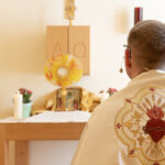 An der Hand der Muttergottes