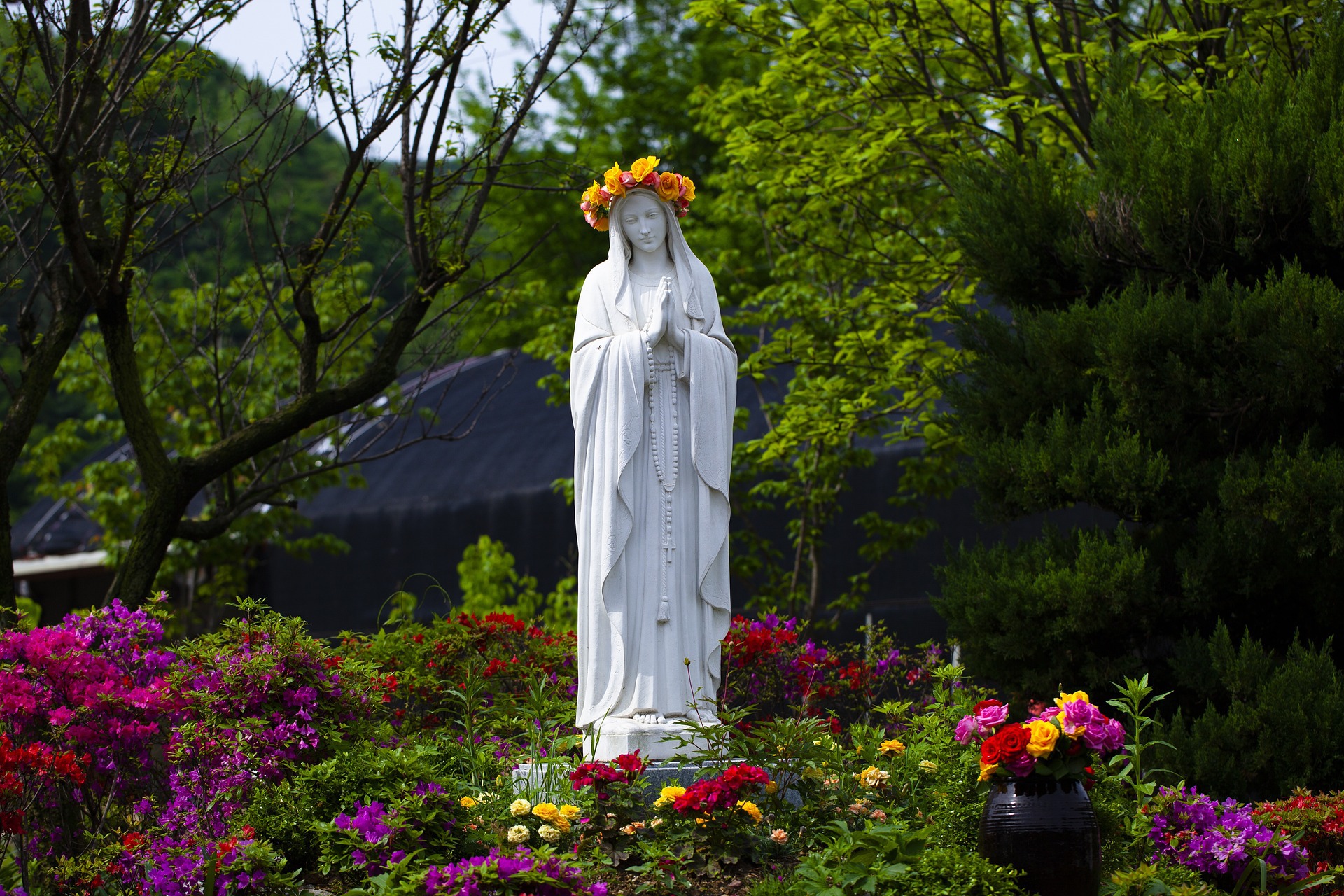 Maria, Würde der Frau und Schönheit der Kirche