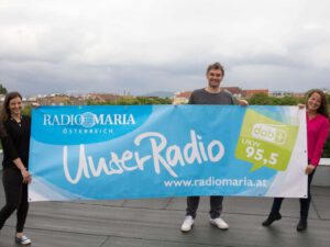 Banner über Dach