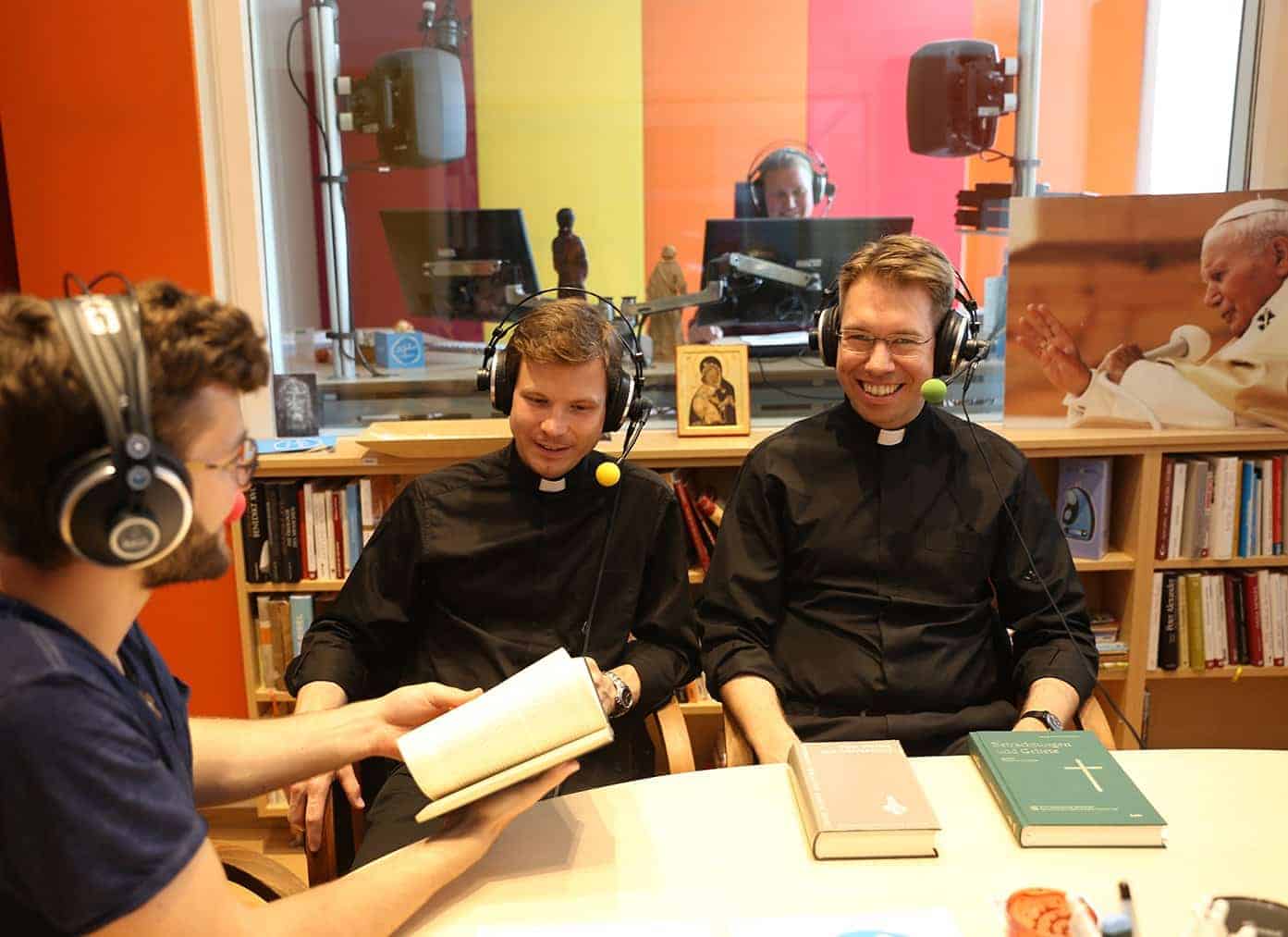 Zwei Priester zu Gast bei Martin Strassl im Gästestudio
