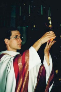 Bild von Andreas Schätzle bei der Wandlung als Jungpriester